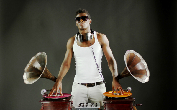 Диджей ставит музыку