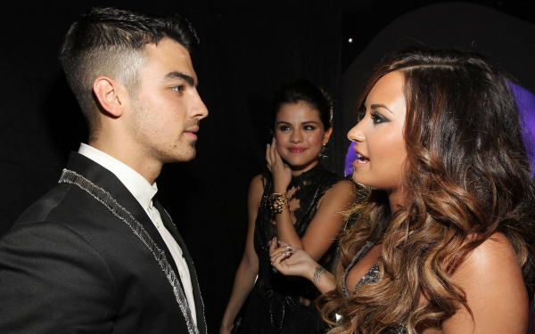 Джо Джонас, Селена Гомес и Деми Ловато