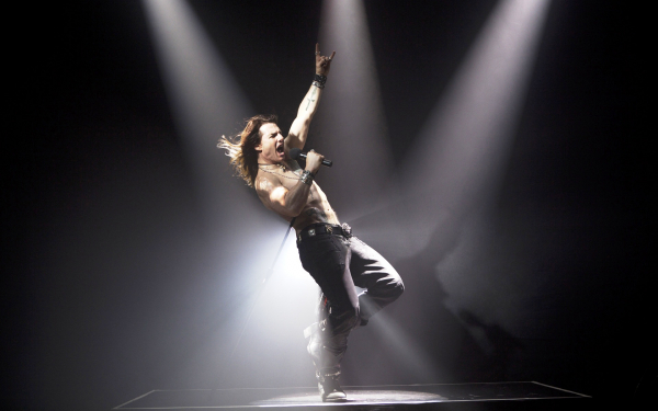 Том Круз в фильме-музикле «Рок на века»