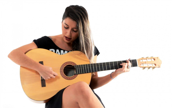 Девушка играет на гитаре