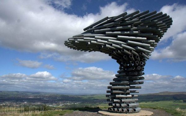 Поющее дерево в Пеннинских горах в северной Англии