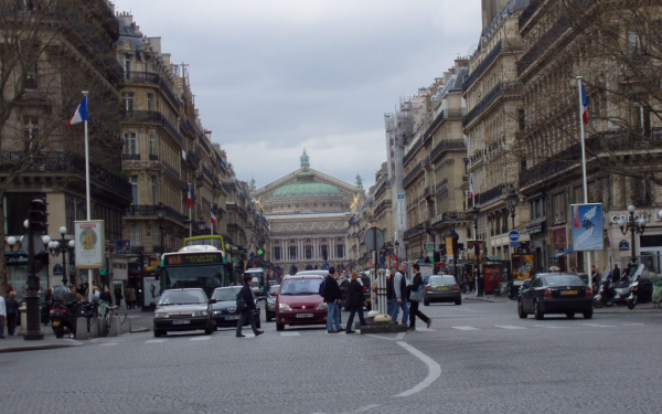 На улице Парижа