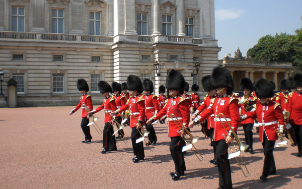 Гвардейцы у Букенгемского дворца