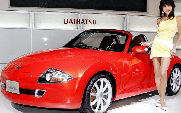 Девушка японка с японской машиной