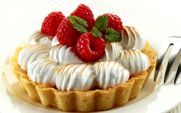 Кекс корзинка с кремом и малиной