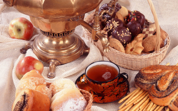 Самоварное чаепитие со сладкой выпечкой
