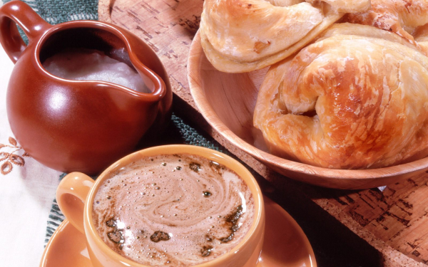 Кофе со сладкой выпечкой