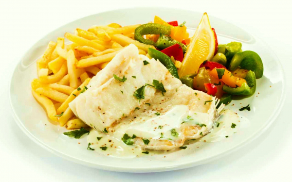 Тушеная рыба с картошкой фри