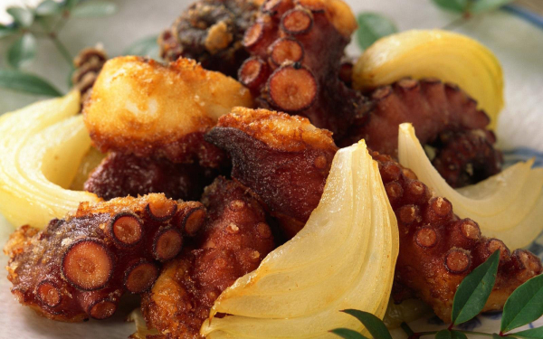 Осьминог жареный с луком