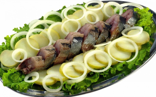 Селедка с лучком и огурцами