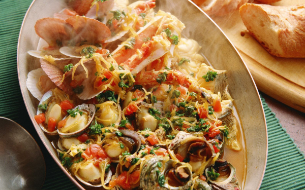 Тушеная рыба с мидиями и улитками