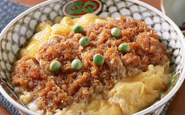 Тушеная рыба в тарелочке