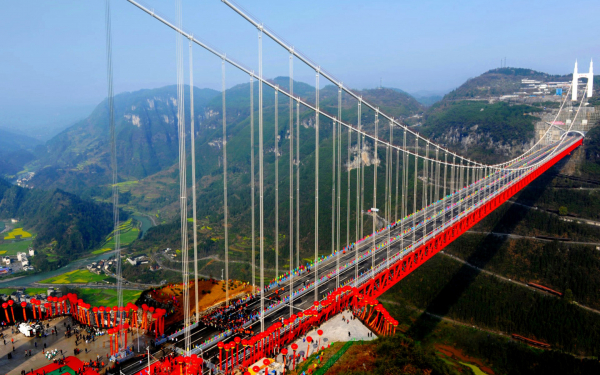 Мост Айчжай через глубокий каньон Деханг