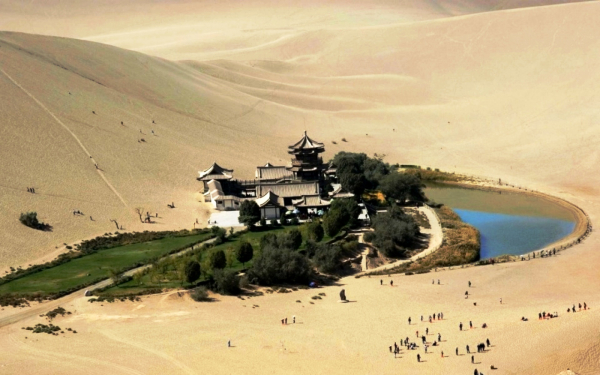 Озеро Юэяцюань в пустыне Гоби