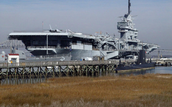 Авианосец США