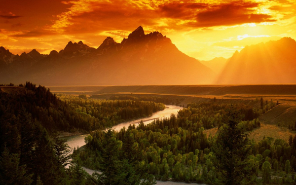 Река в долине