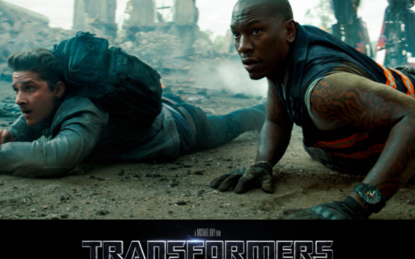 Сэм Уитвики и сержант Эппс в фильме Транформеры 3