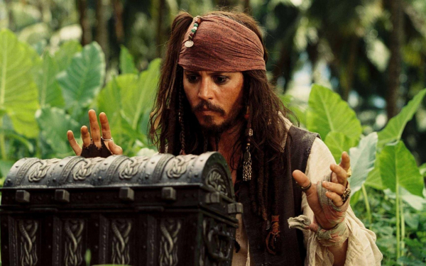 Джек Воробей открывает сундук