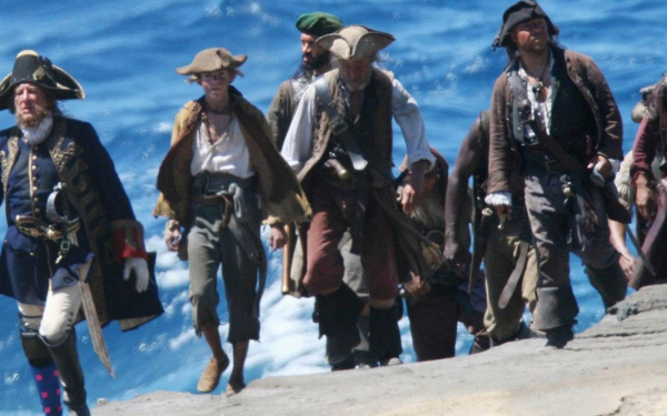 Капитан Гектор Барбосса и его команда