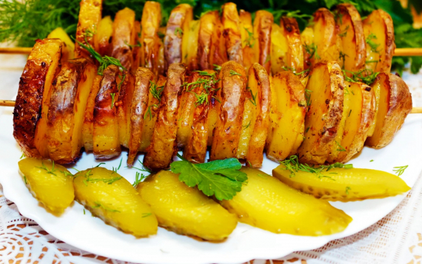 Запеченый картофель и соленые огурцы