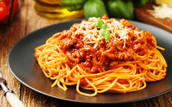 Спагетти с мясом сыром