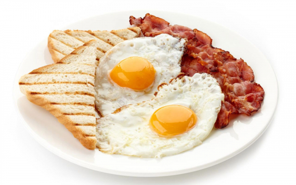 Тосты яичница и жареный бекон