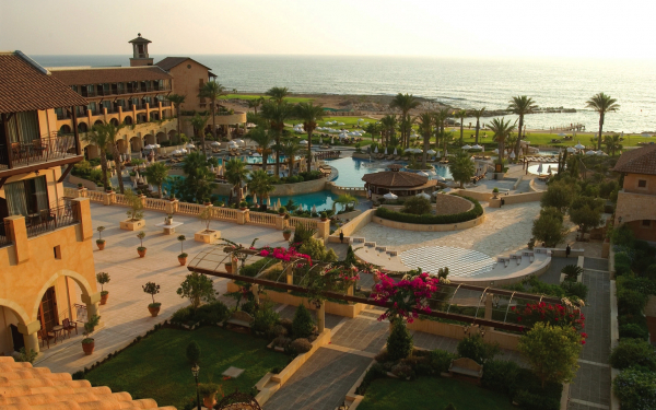 Отель на берегу