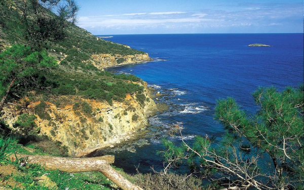 Берег острова Кипр