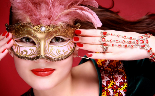 Девушка на маскараде