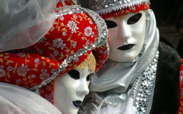 Белые маски