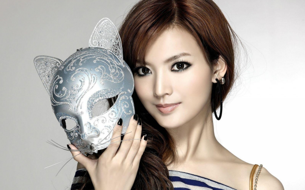 Девушка с маской