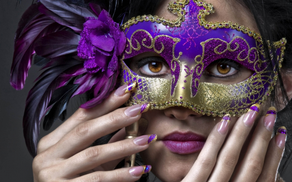 Маскарадная маска с перьями