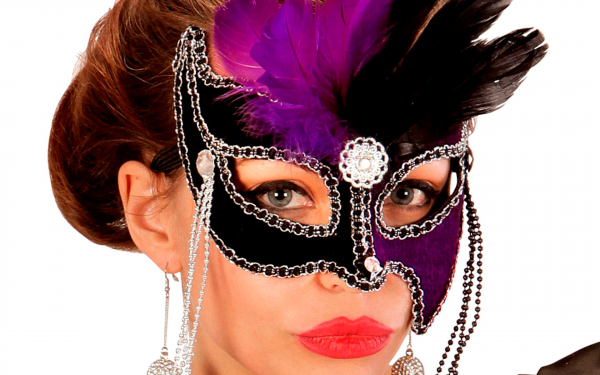 Красивая маска с перьями