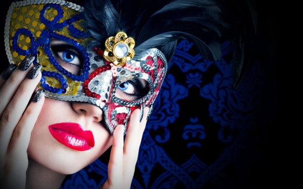 Маскарадная маска с перьями