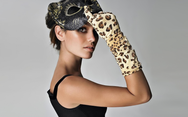 Гламурная девушка в маске