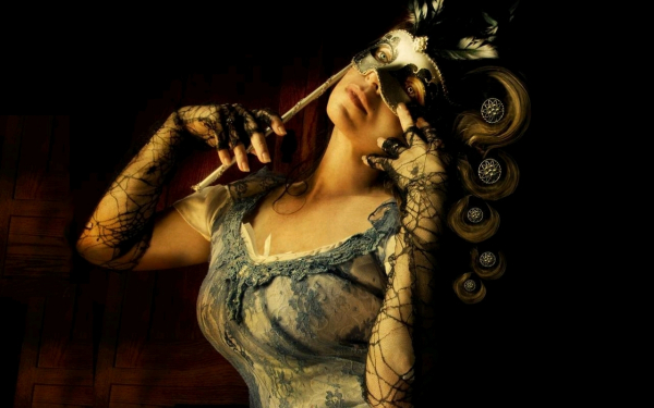 Девушка на маскараде