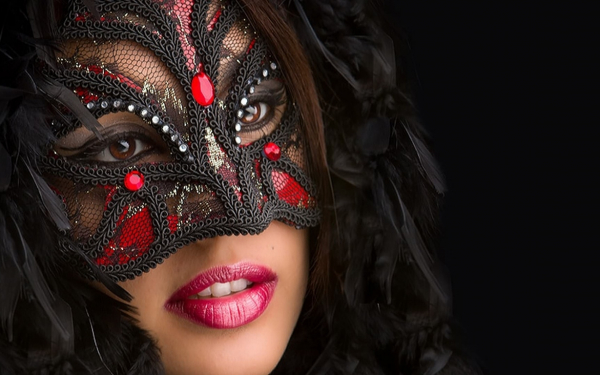 Кареглазая девушка в маске