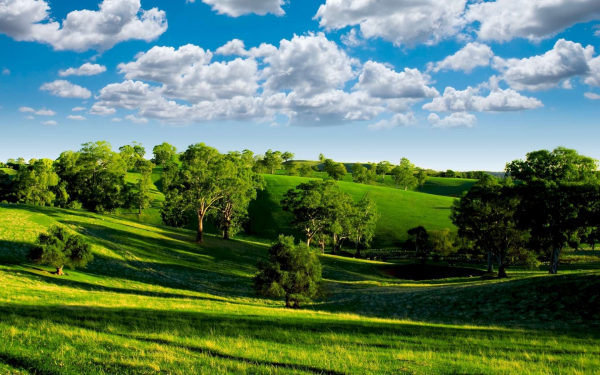 Облака над зелеными холмами