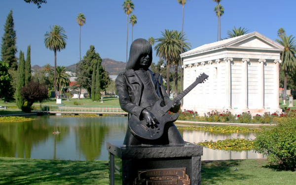 Памятник Джонни Рамону