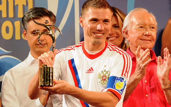 Капитан сборной России по пляжному футболу Илья Леонов с призом Фэйр-Плэй