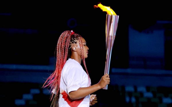 Наоми Осака с олимпийским факелом