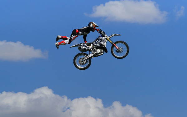 Прыжок на мотоцикле