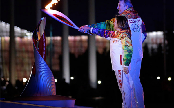 Ирина Роднина и Владислав Третьяк зажигают олимпийский огонь в Сочи