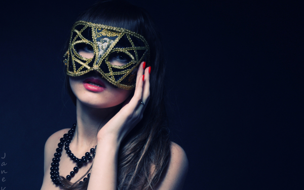 Девушка в маске