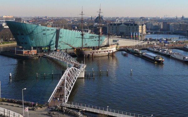 Причал у музея Немо в Амстердаме