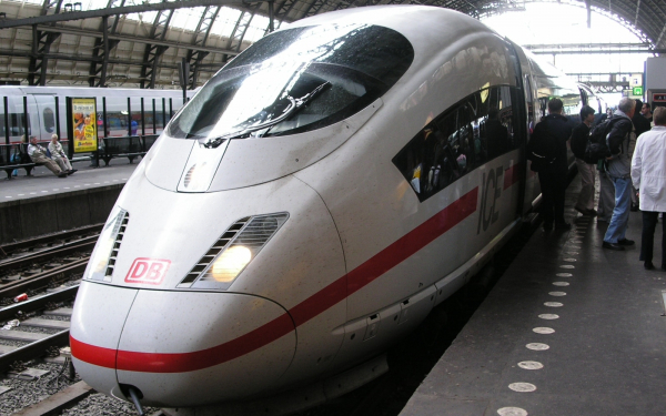 Пассажирский поезд на вокзале Амстердама