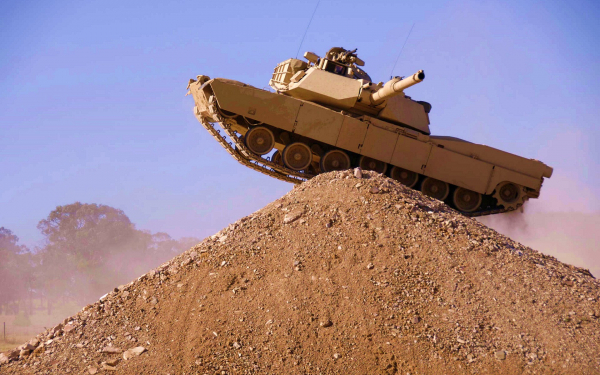 Американский танк Абрамс на учебном полигоне.