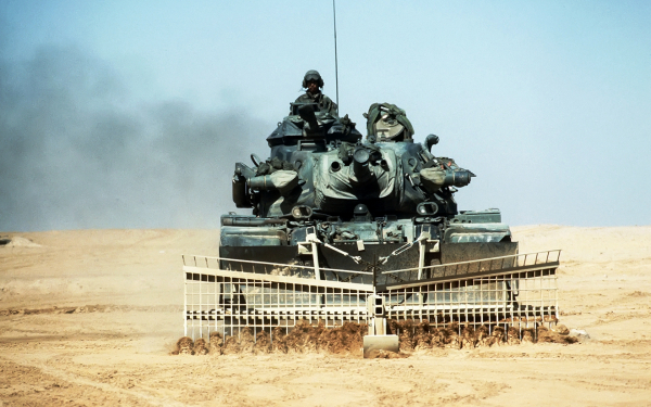 Танк с противоминным тралом