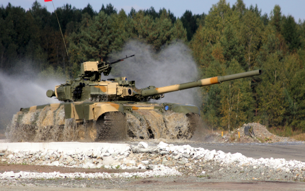 Танк едет по воде