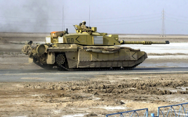 Танк Челенджер едет по дороге